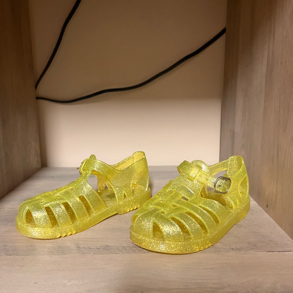 Size 8 glitter jelly sandals